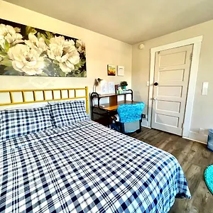 Airport Cozy Stay: Shared Comfort, Prime Location Homestay